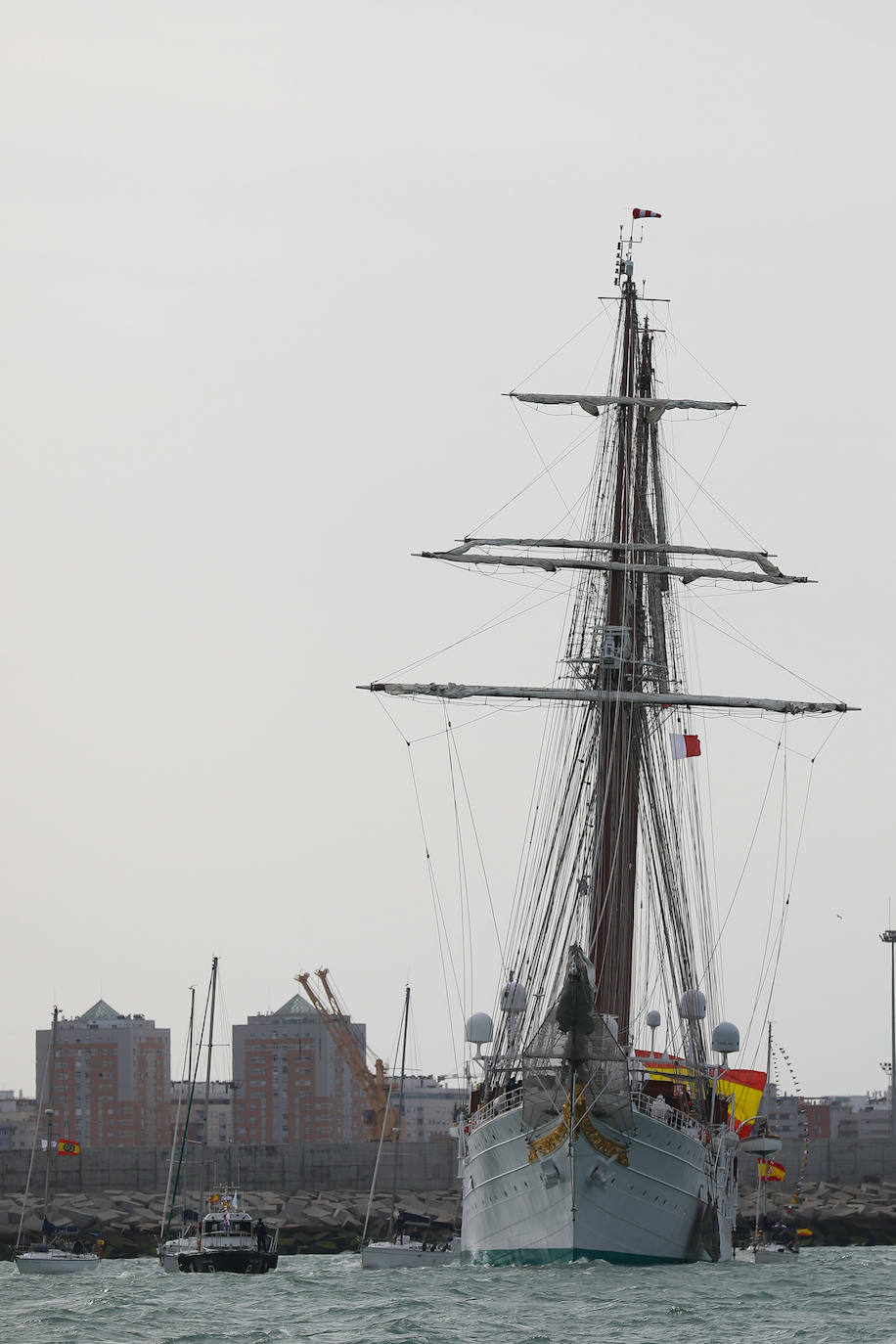 Fotos: Adiós al buque Juan Sebastián de Elcano, el embajador de Cádiz inicia un nuevo crucero de instrucción