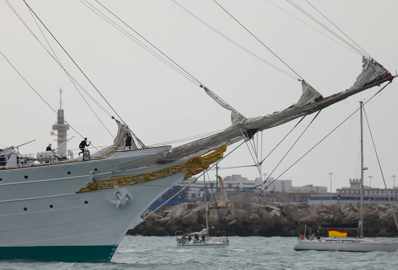 Fotos: Adiós al buque Juan Sebastián de Elcano, el embajador de Cádiz inicia un nuevo crucero de instrucción