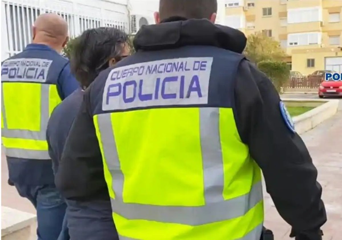 El sospechoso, una vez detenido por la Policía.