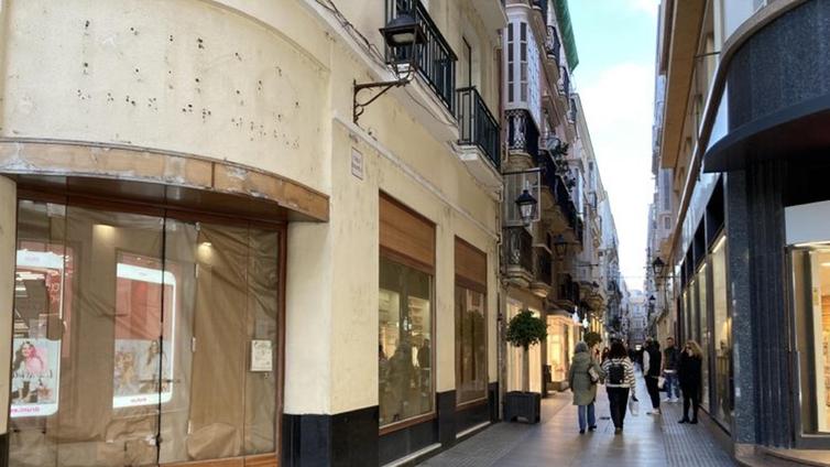 El enorme vacío en la calle Columela de Cádiz