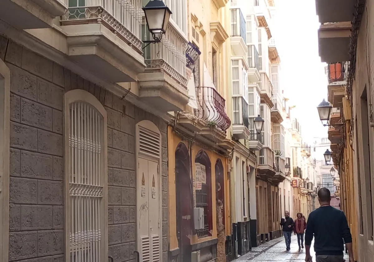 Herido grave un trabajador al caer desde un balcón en una calle de Cádiz.