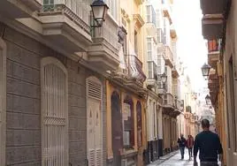 Herido grave un trabajador al caer desde un balcón en una calle de Cádiz