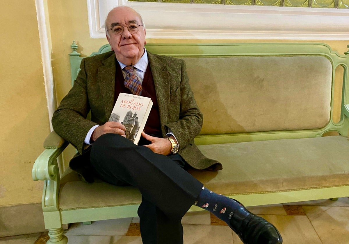 Juan Pedro Cosano posa con su nuevo libro, 'El abogado de rojos'.