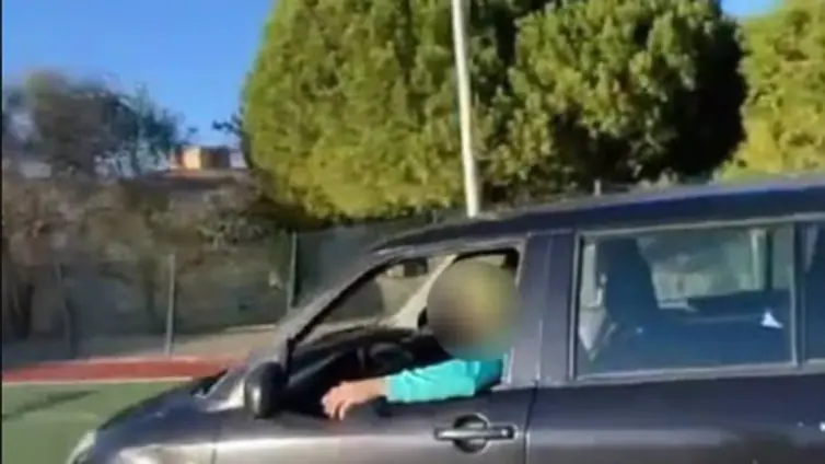 Un tiktoker se graba conduciendo ilegalmente por unas pistas deportivas de Algeciras y es identificado por los vídeos que sube a redes