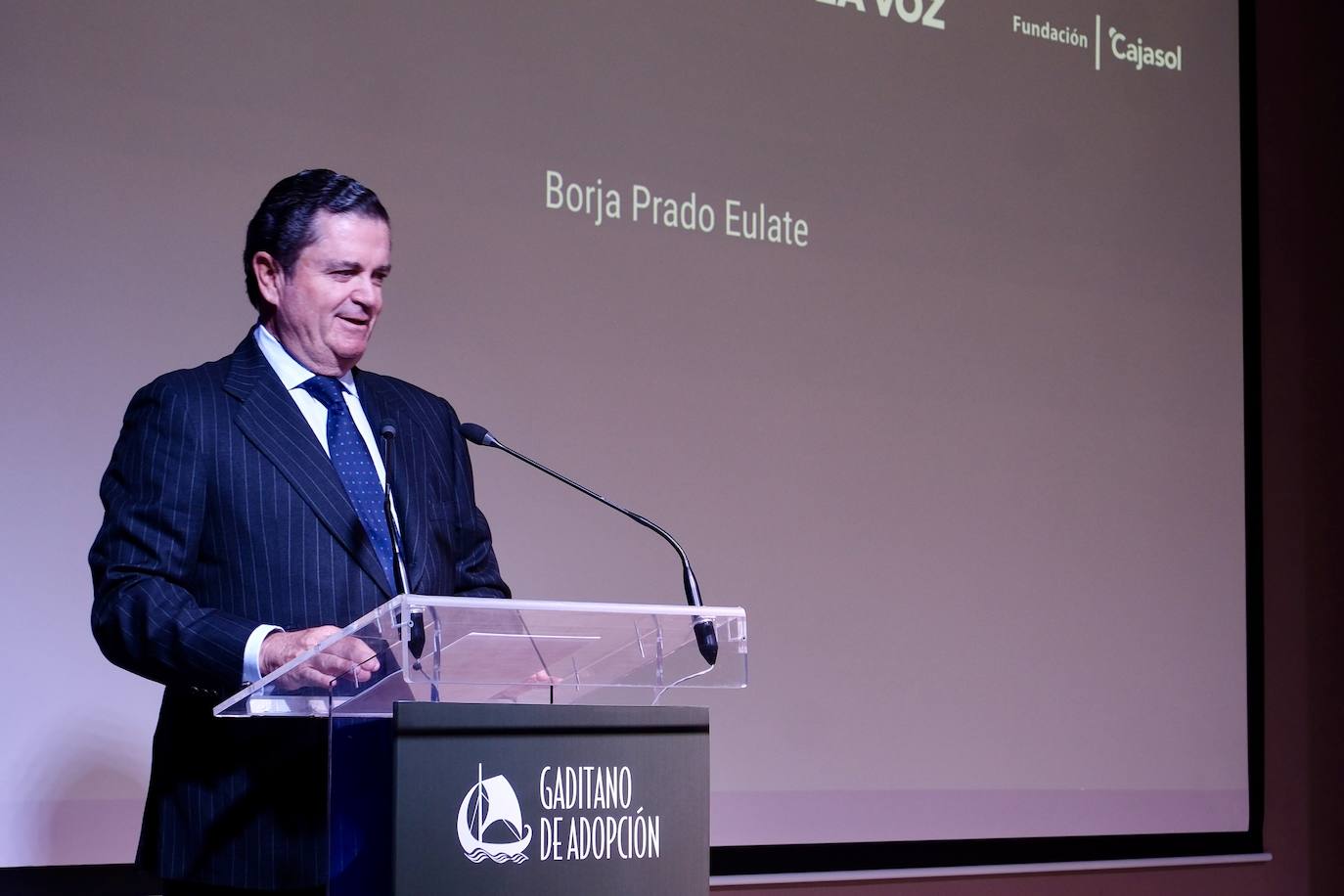 Así ha sido la entrega del premio Gaditano de Adopción a Borja Prado Eulate en Cádiz