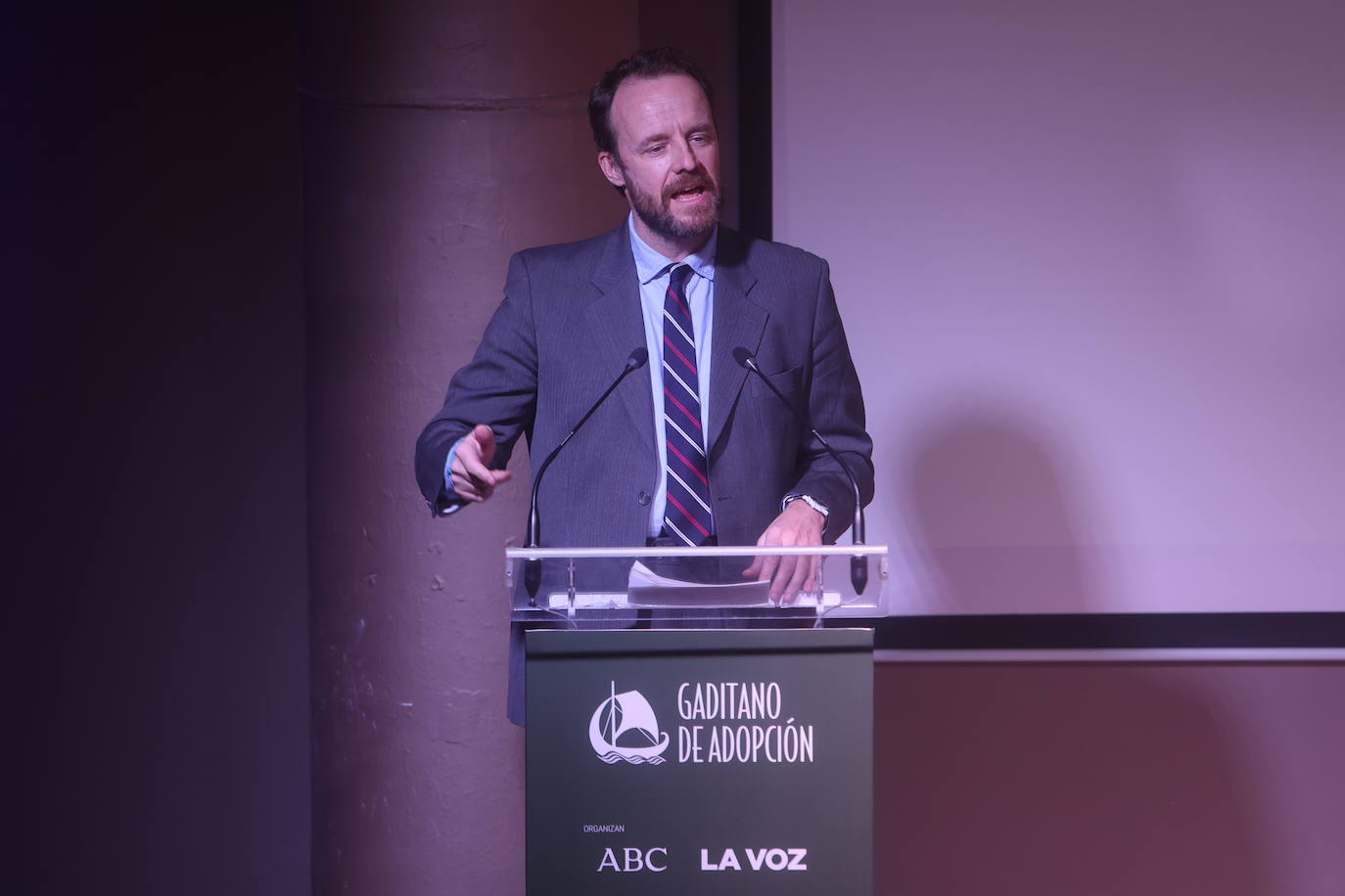 Así ha sido la entrega del premio Gaditano de Adopción a Borja Prado Eulate en Cádiz