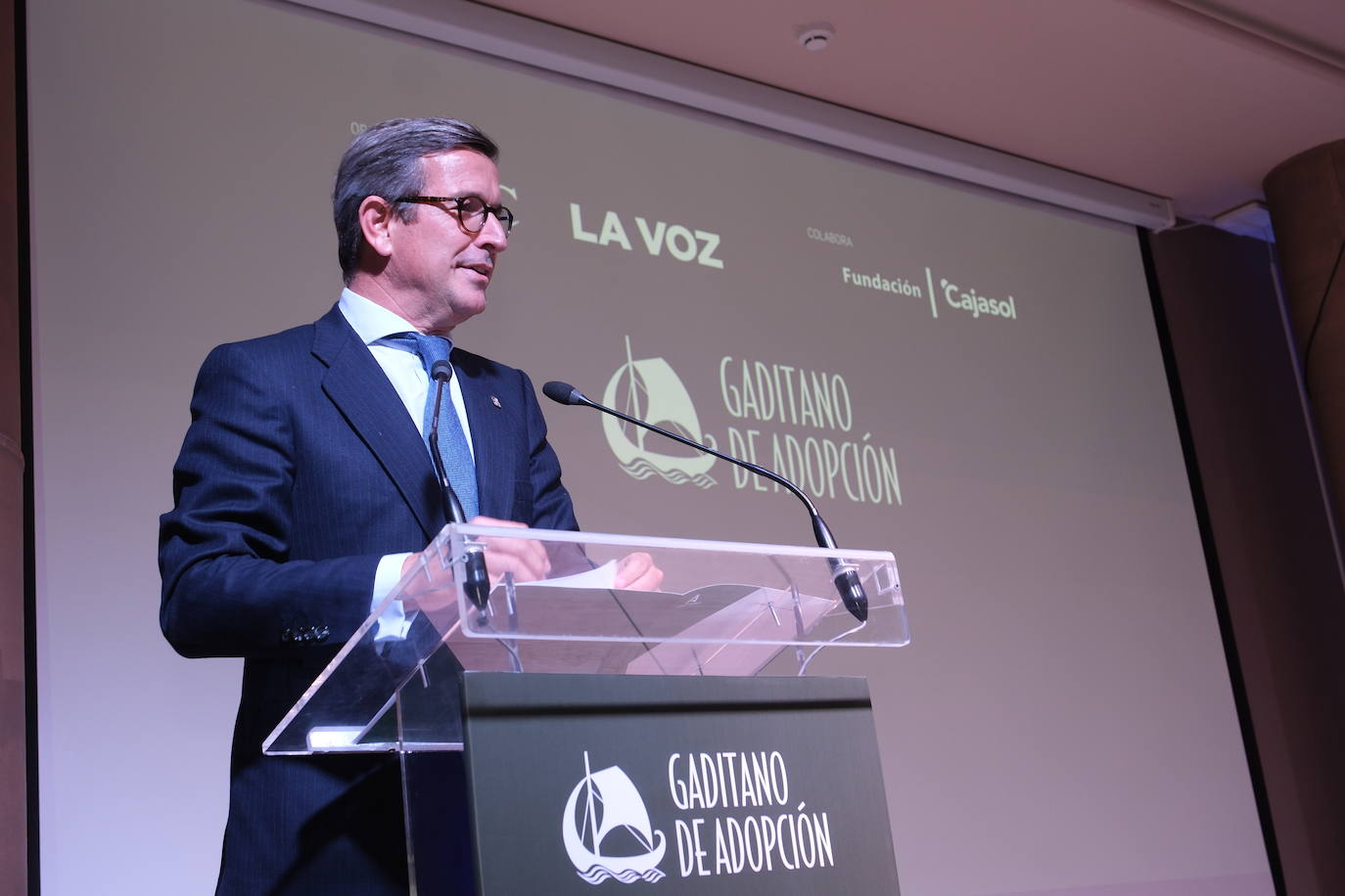 Así ha sido la entrega del premio Gaditano de Adopción a Borja Prado Eulate en Cádiz