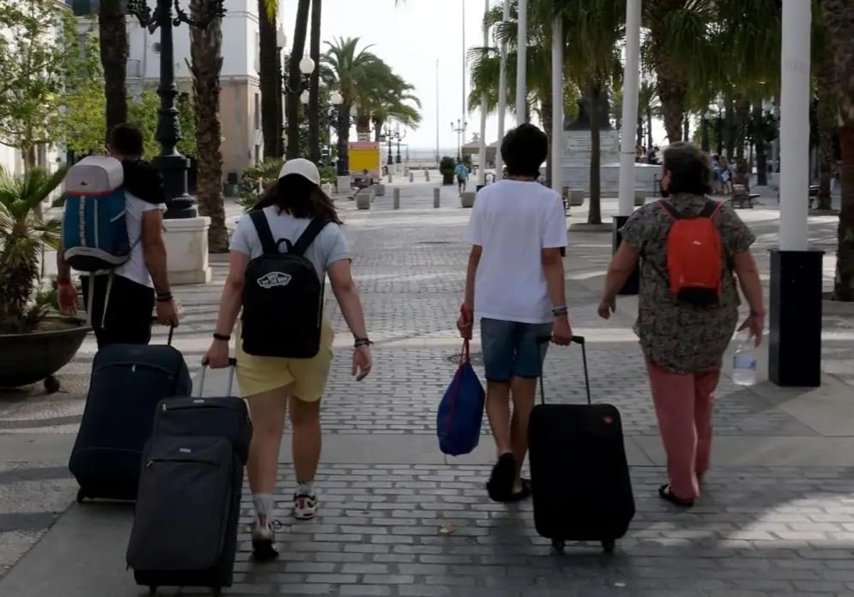 Turistas con maletas por la plaza San Juan de Dios