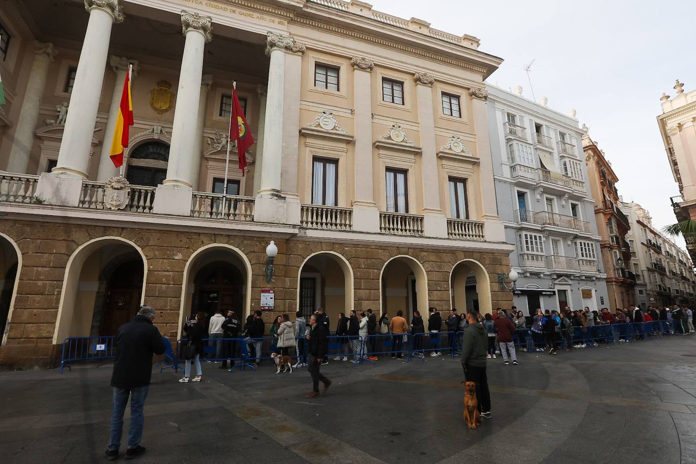 Fotos: colas desde San Juan de Dios hasta Catedral para comprar las entradas