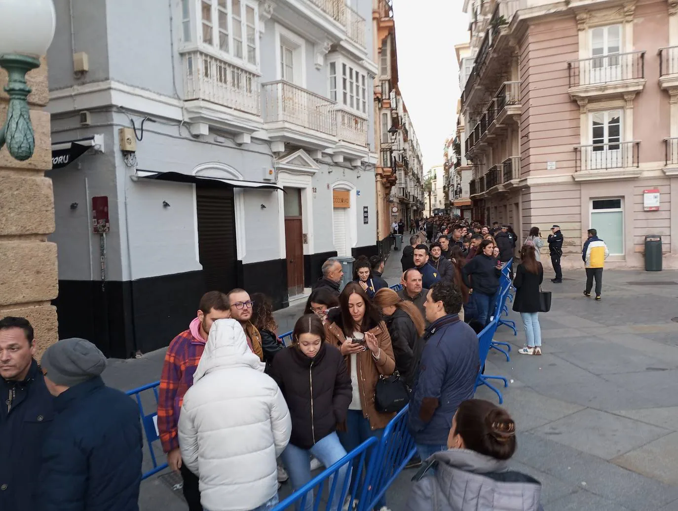 Fotos: colas desde San Juan de Dios hasta Catedral para comprar las entradas