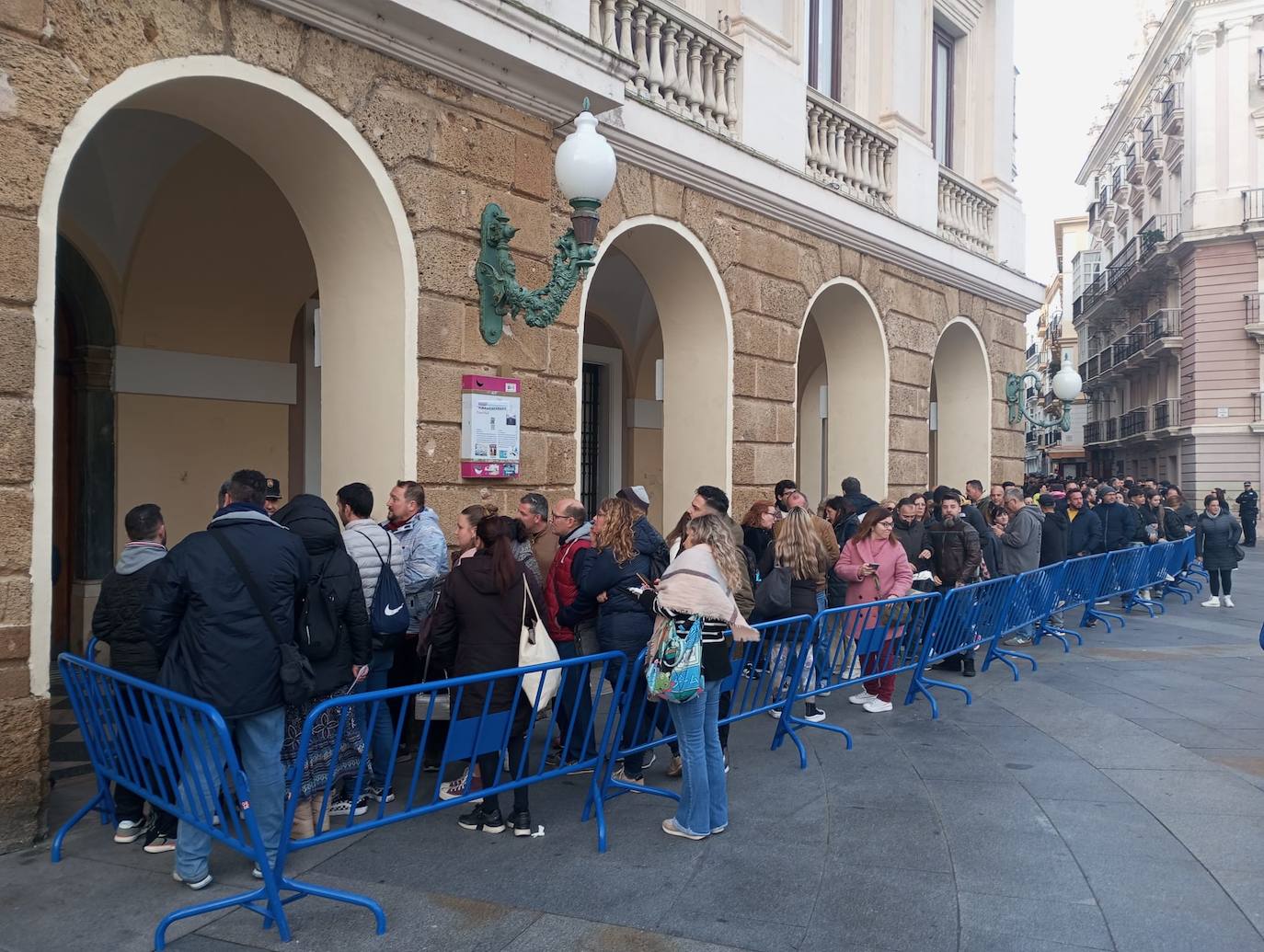 Fotos: colas desde San Juan de Dios hasta Catedral para comprar las entradas