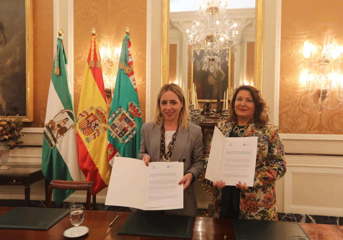 La presidenta de la Diputación y la consejera de Agricultura, Pesca y Agua tras firmar el protocolo