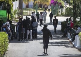 Chiclana acoge a decenas de inmigrantes de los llegados en cayucos a Canarias