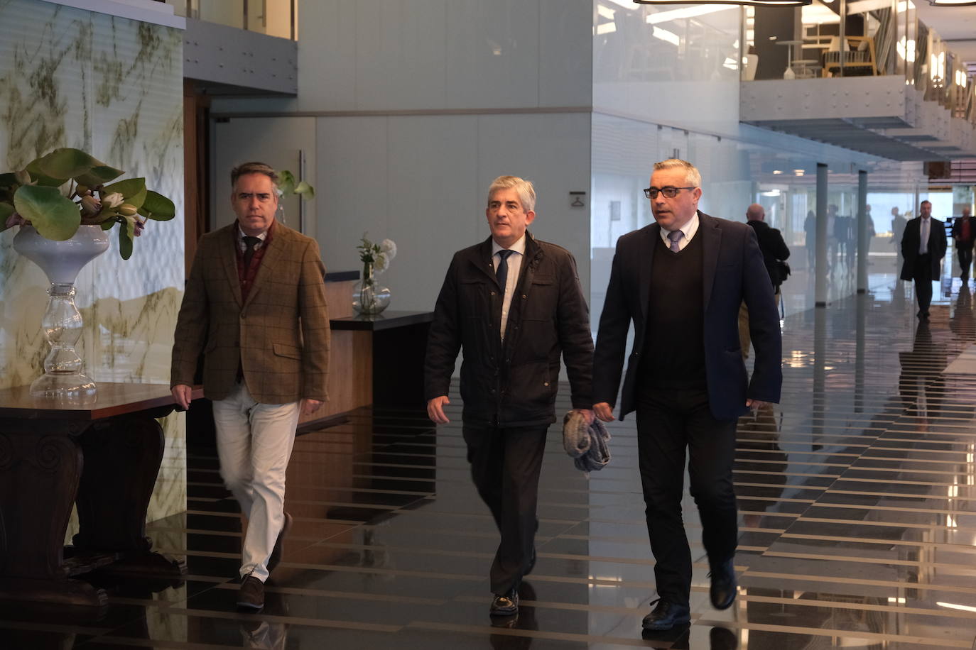 Fotos: Entrada de los invitados a La Mirada Económica de LA VOZ y ABC con Julián Quirós