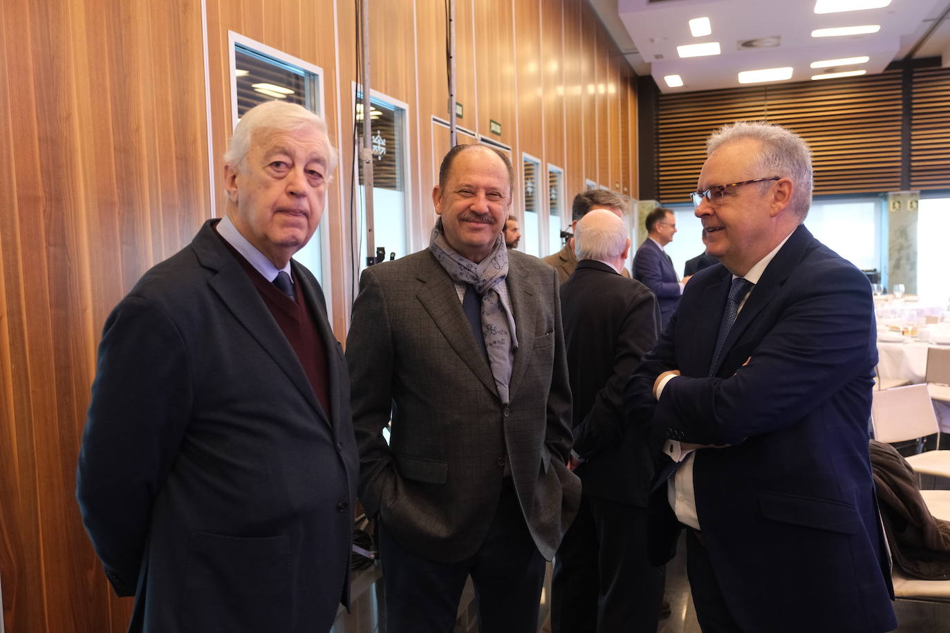 Fotos: Entrada de los invitados a La Mirada Económica de LA VOZ y ABC con Julián Quirós