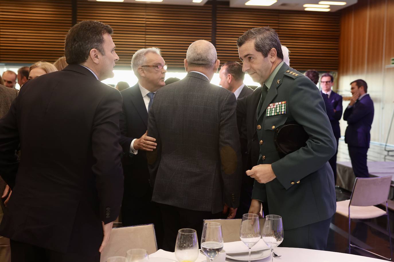 Fotos: Entrada de los invitados a La Mirada Económica de LA VOZ y ABC con Julián Quirós