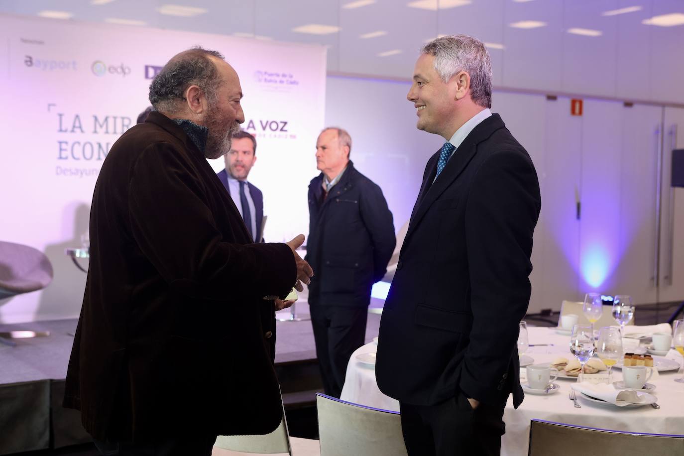 Fotos: Entrada de los invitados a La Mirada Económica de LA VOZ y ABC con Julián Quirós