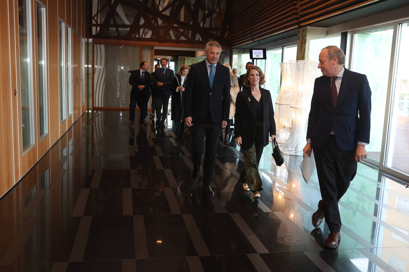 Fotos: Entrada de los invitados a La Mirada Económica de LA VOZ y ABC con Julián Quirós