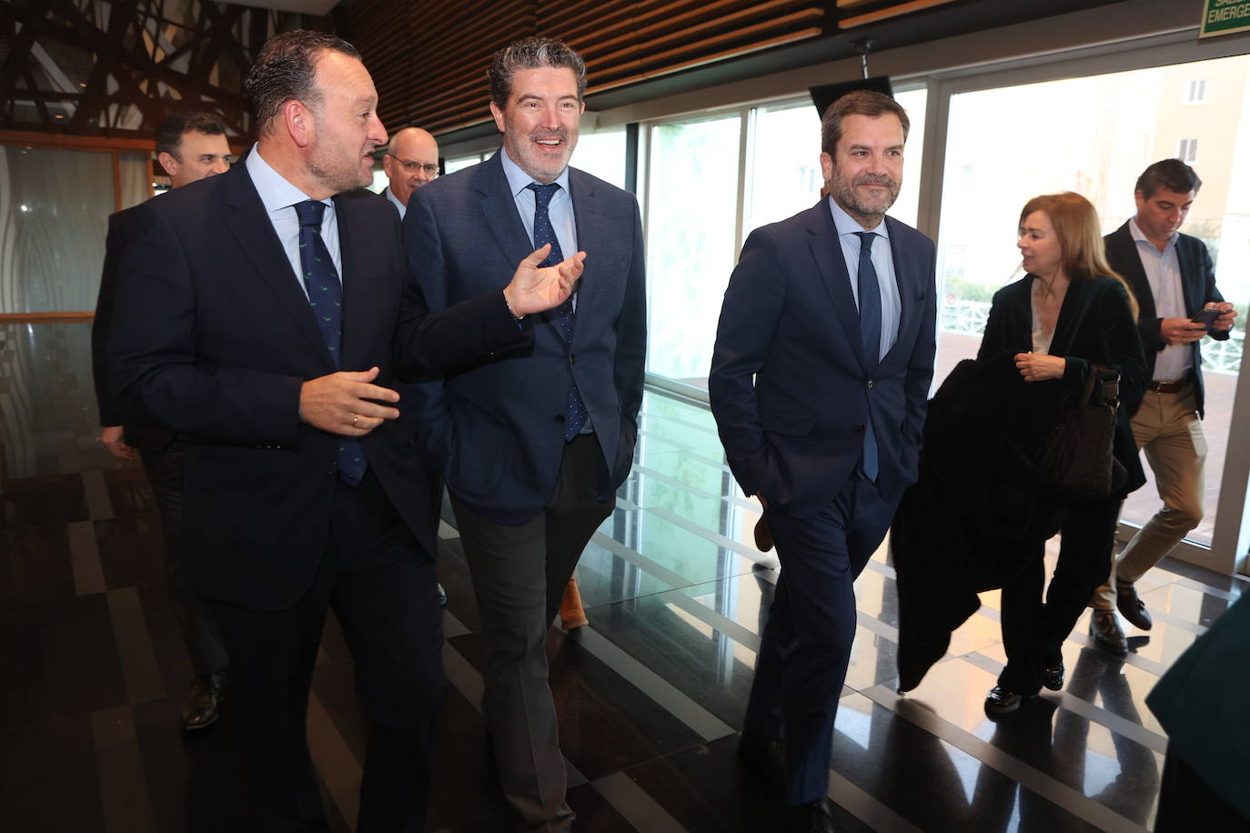 Fotos: Entrada de los invitados a La Mirada Económica de LA VOZ y ABC con Julián Quirós