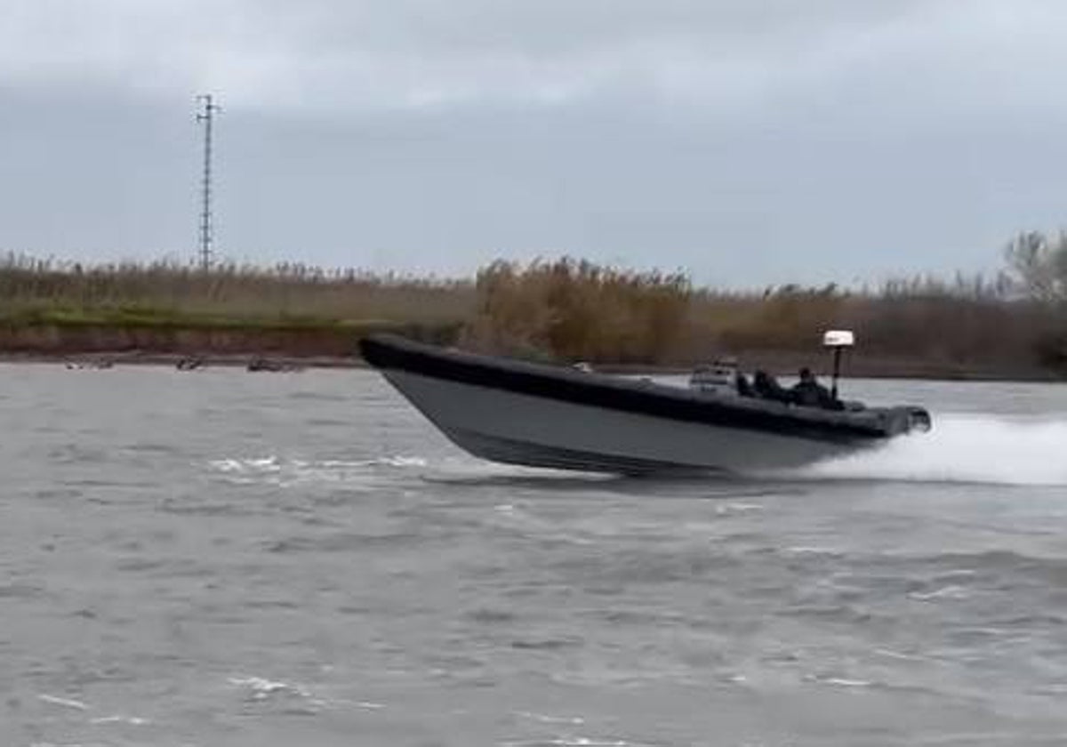 Muere el ocupante de una narcolancha al impactar contra una patrullera de la Guardia Civil en el Guadalquivir