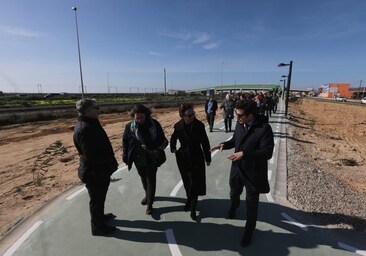 Puerto Real estrena la pasarela ciclopeatonal que une Tres Caminos y la parada del Trambahía