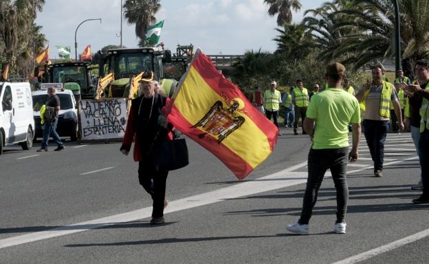 Una mujer con una bandera anticonstitucional se cuela en la manifestación de los agricultores y ganaderos en Cádiz