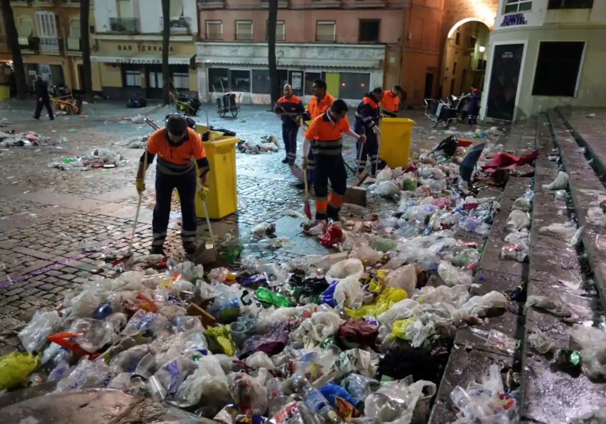 Personal del servicio de limpieza realizando sus labores en unos carnavales pasados.