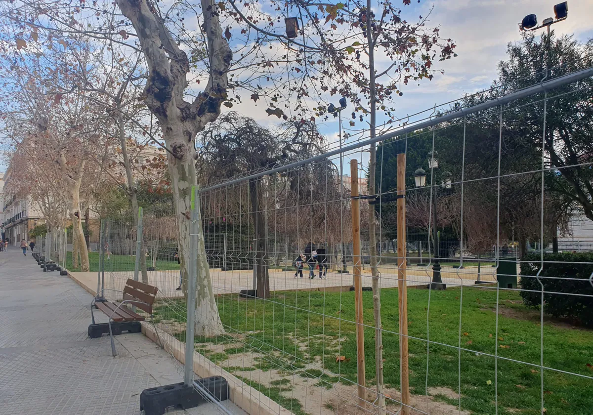 El Monumento a Las Cortes y todas las zonas ajardinadas de la plaza de España han sido valladas
