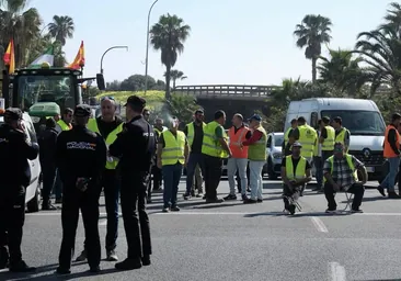 Los tractoristas cortan el tráfico en la entrada a Cádiz