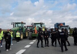 Fotos: Así ha sido la segunda jornada de movilizaciones de agricultores y ganaderos en Jerez