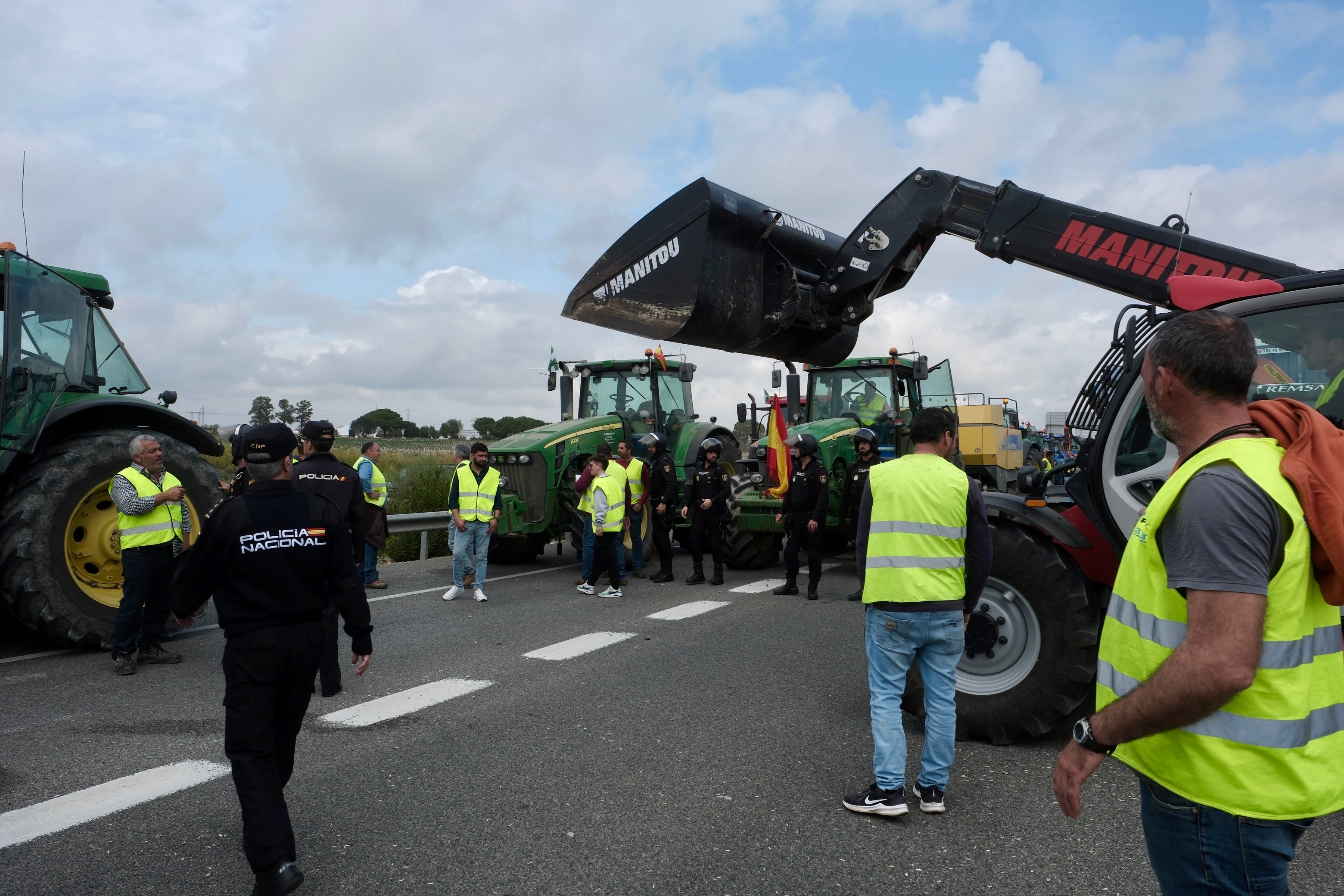 Fotos: Así ha sido la segunda jornada de movilizaciones de agricultores y ganaderos en Jerez