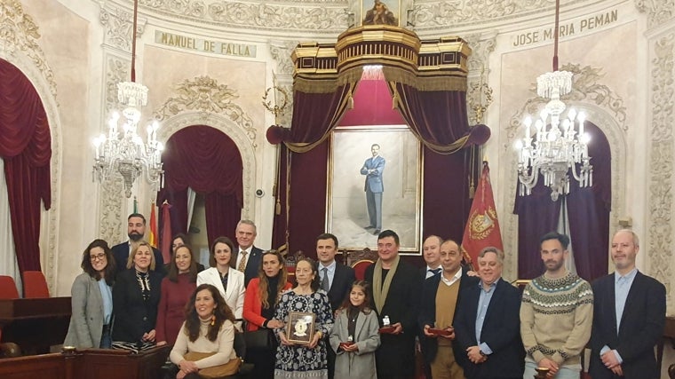 Foto de familia del acto de recepción en el Ayuntamiento de Cádiz