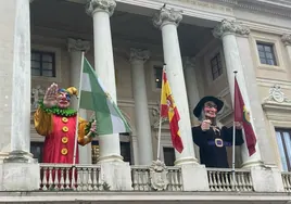 Así son las renovadas figuras de Carnaval que presiden la fachada del Ayuntamiento de Cádiz