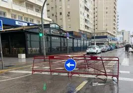La borrasca Karlotta sacude los chiringuitos de la playa de Cádiz y cierra parques y pabellones