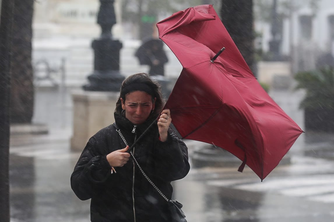 Fotos: La borrasca Karlotta azota con fuerza a Cádiz