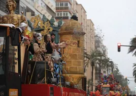 Historia, música y diversión en la Cabalgata Magna del Carnaval de Cádiz
