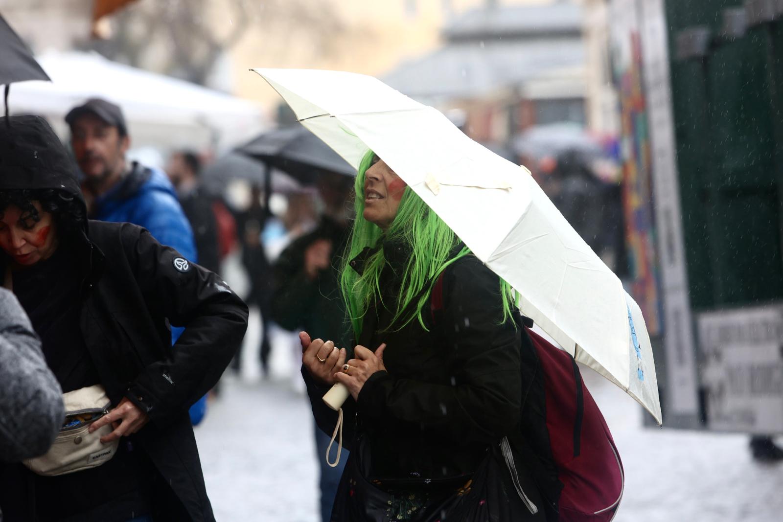 Fotos: Las imágenes de un domingo de Carnaval pasado por agua