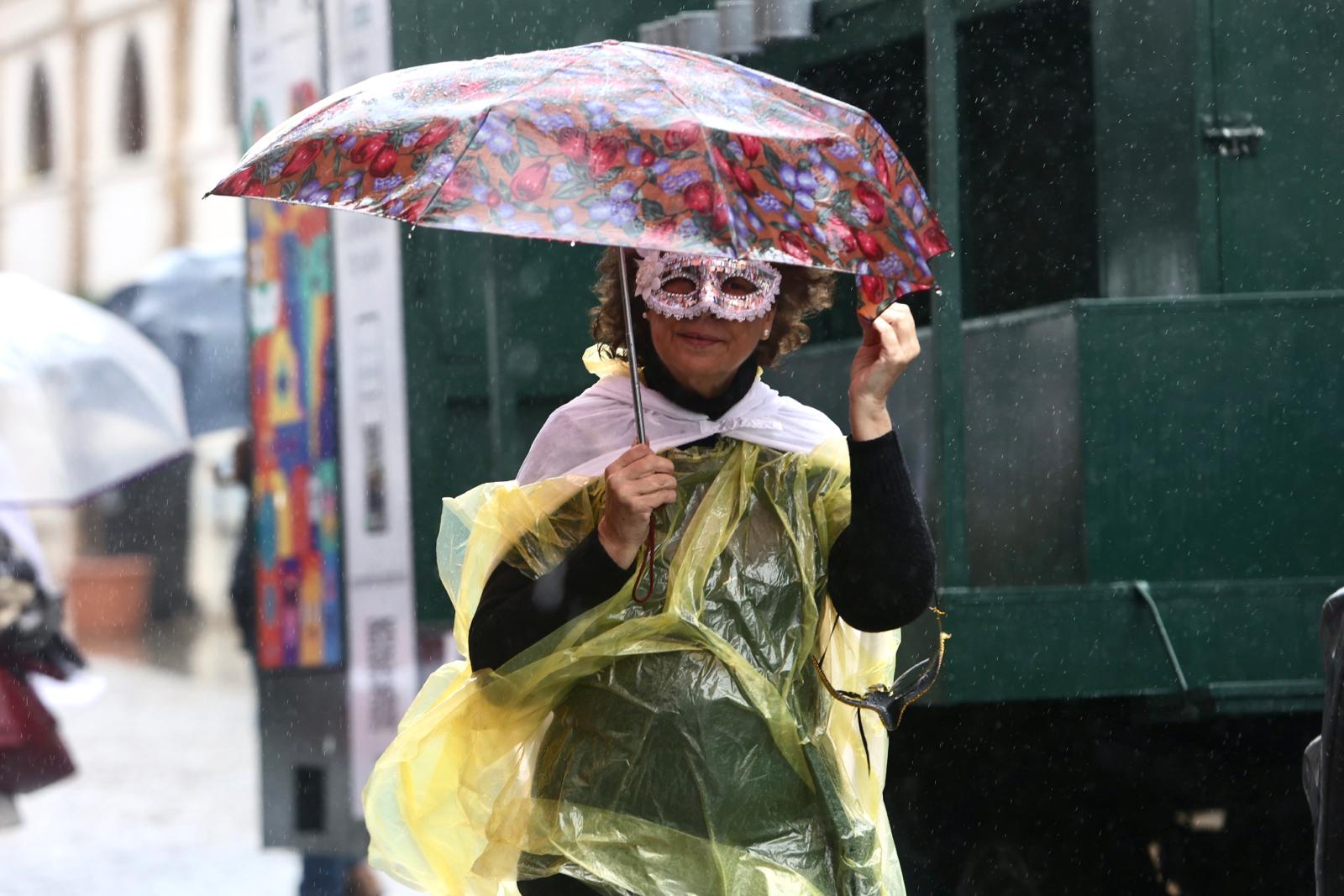 Fotos: Las imágenes de un domingo de Carnaval pasado por agua