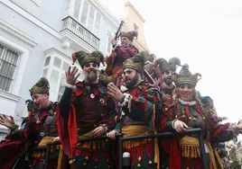 La lluvia desluce los carruseles de coros en el domingo de Carnaval en Cádiz