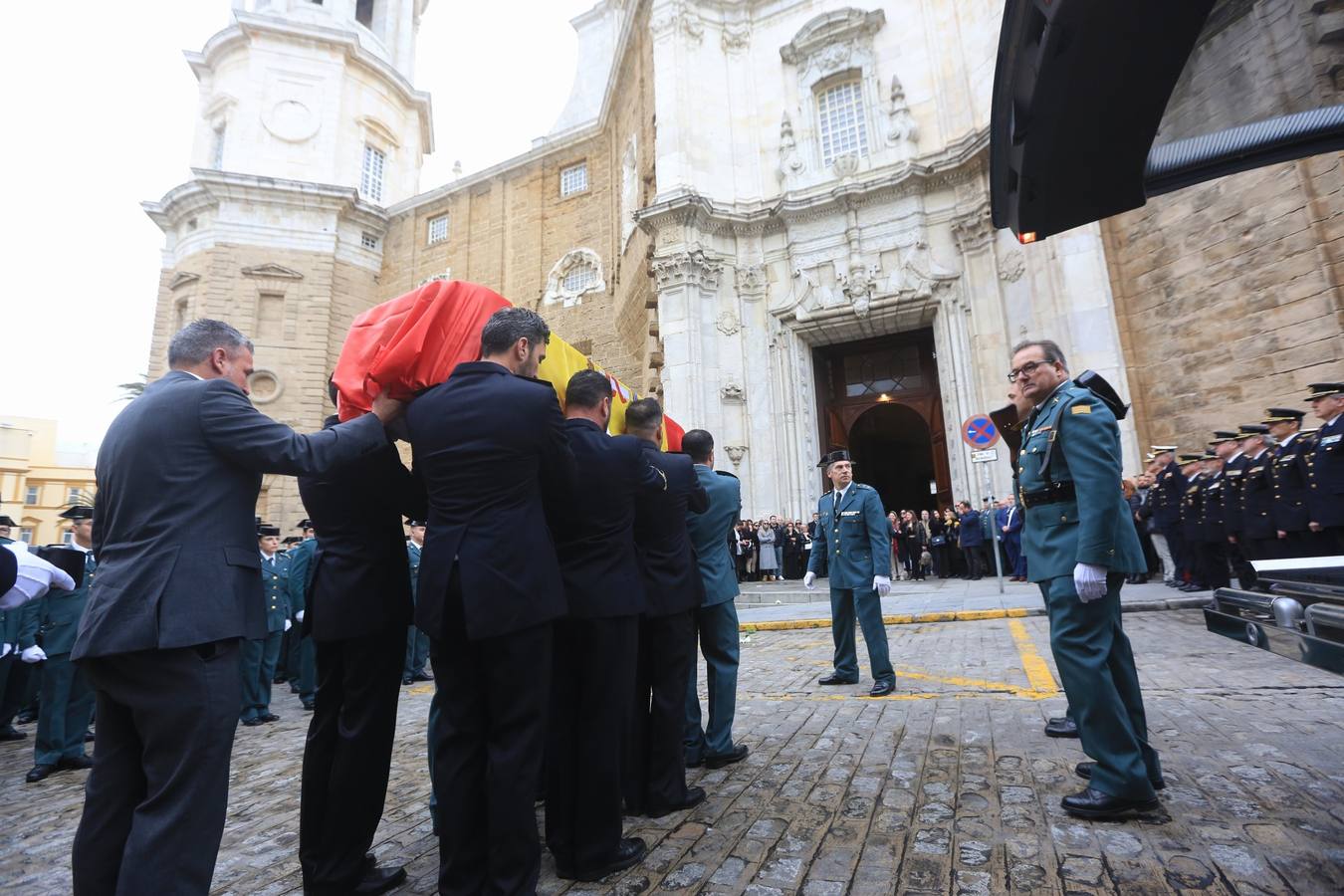Fotos: Solemne despedida al guardia civil isleño muerto en Barbate