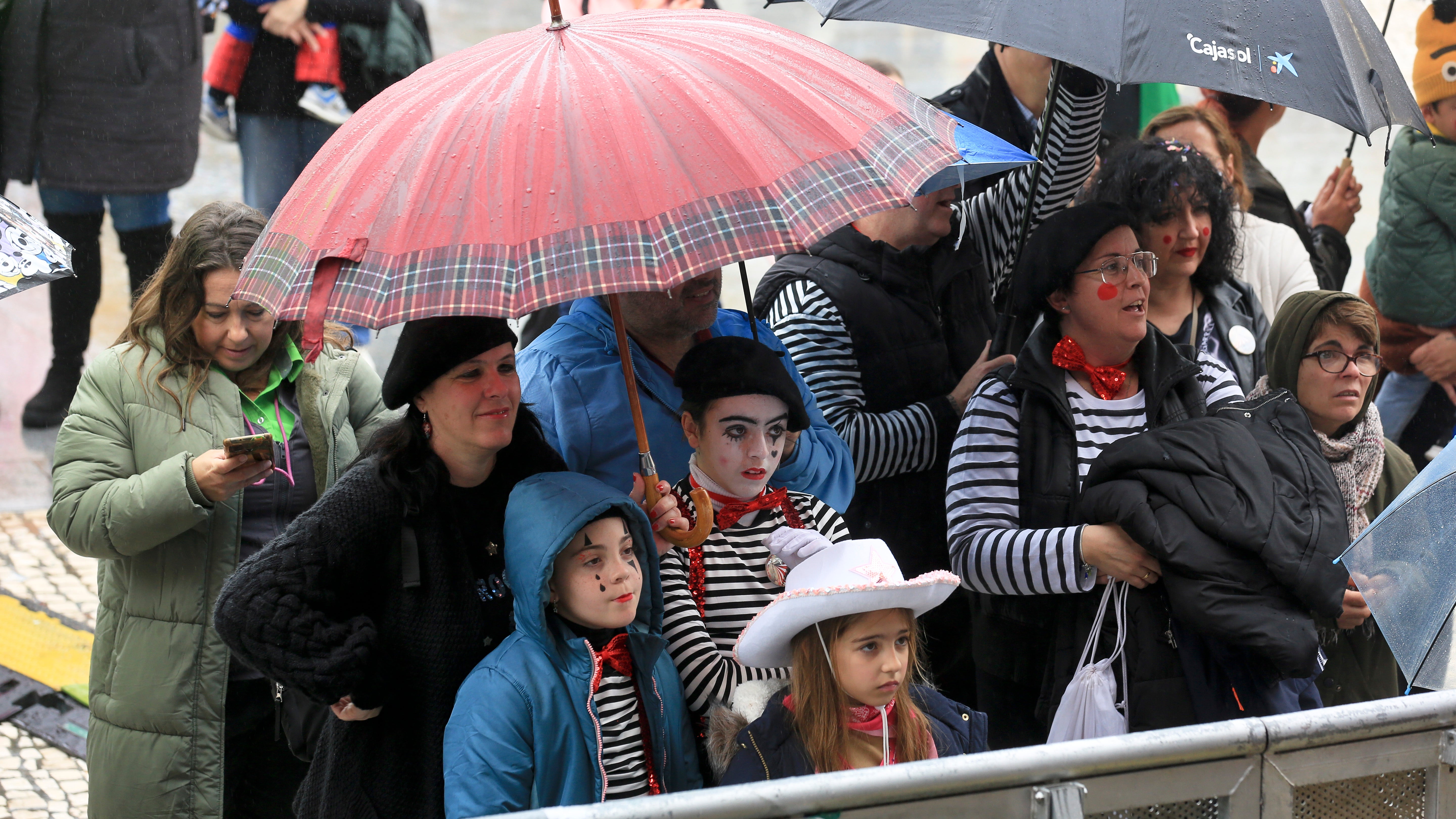 Fotos: Las imágenes del lunes de Carnaval en Cádiz marcado por la lluvia
