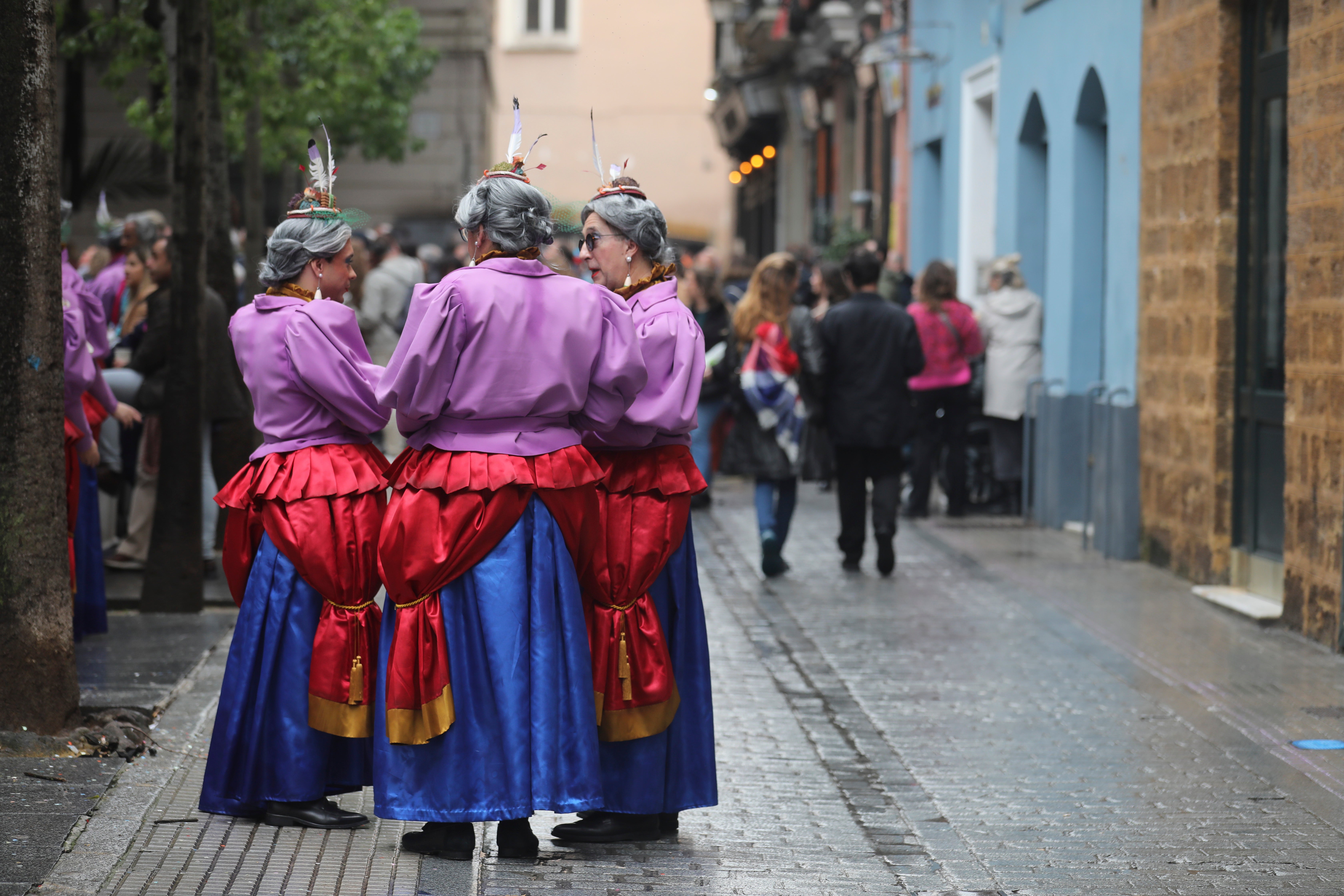 Fotos: Las imágenes del lunes de Carnaval en Cádiz marcado por la lluvia