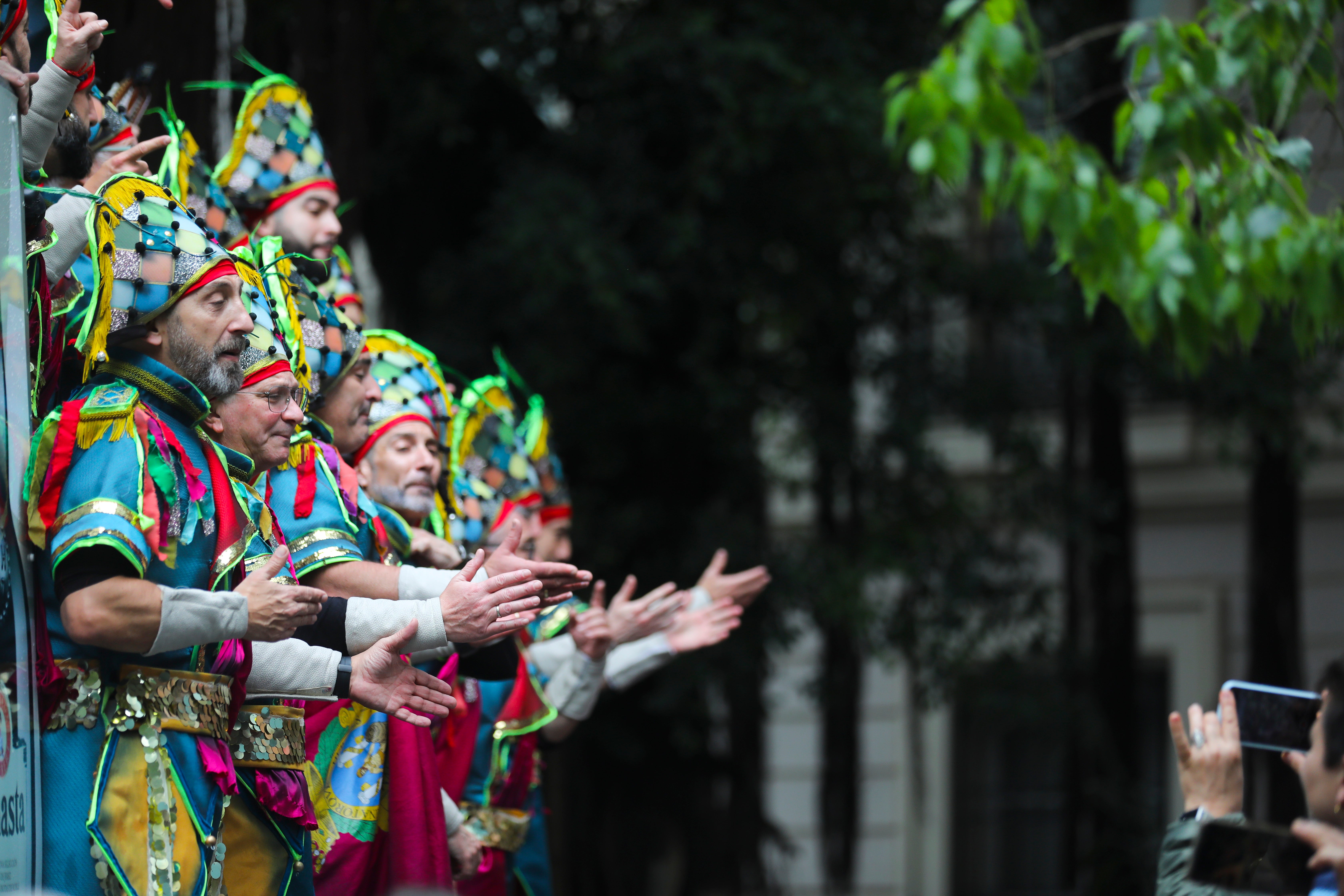 Fotos: Las imágenes del lunes de Carnaval en Cádiz marcado por la lluvia