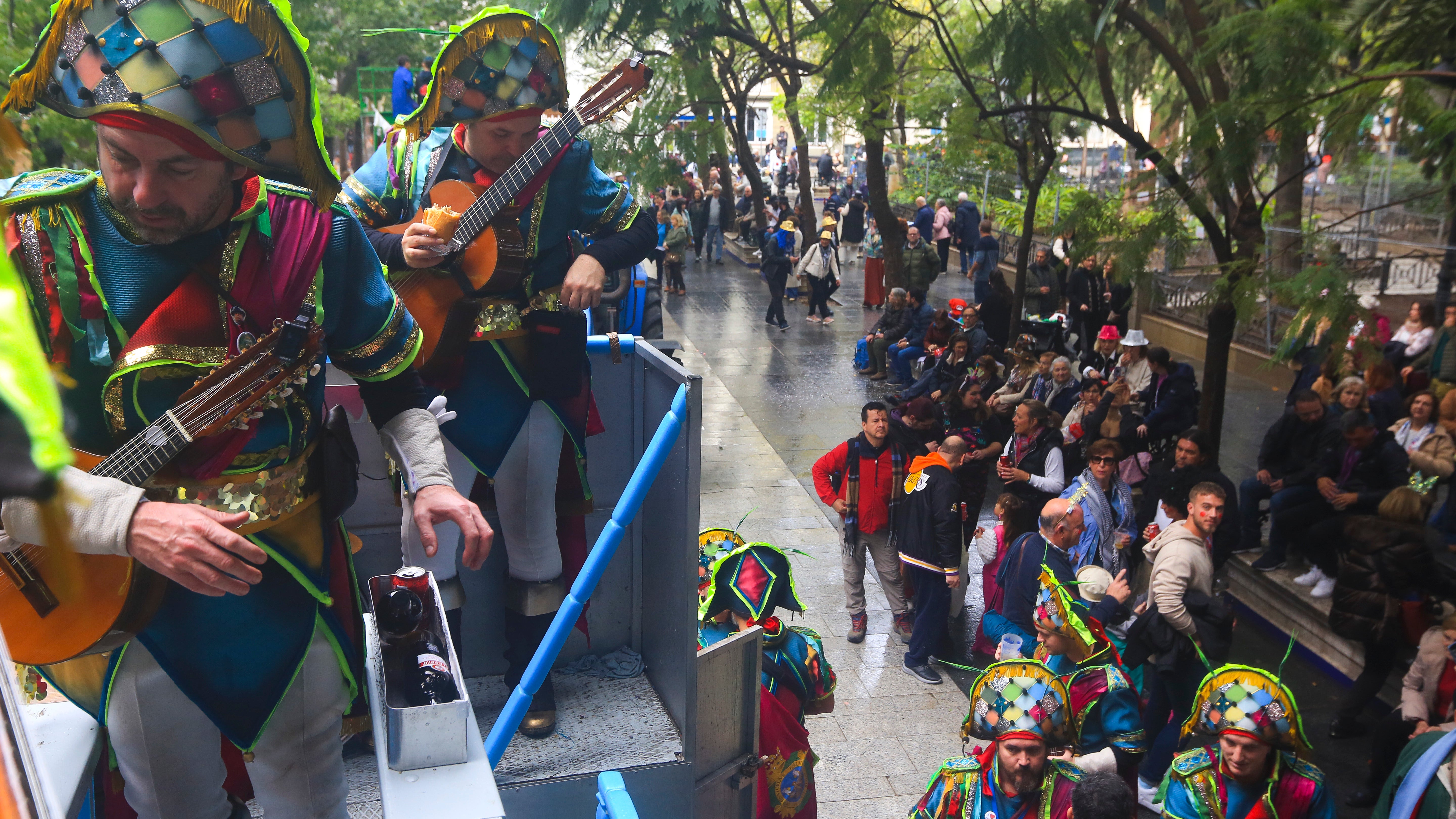 Fotos: Las imágenes del lunes de Carnaval en Cádiz marcado por la lluvia