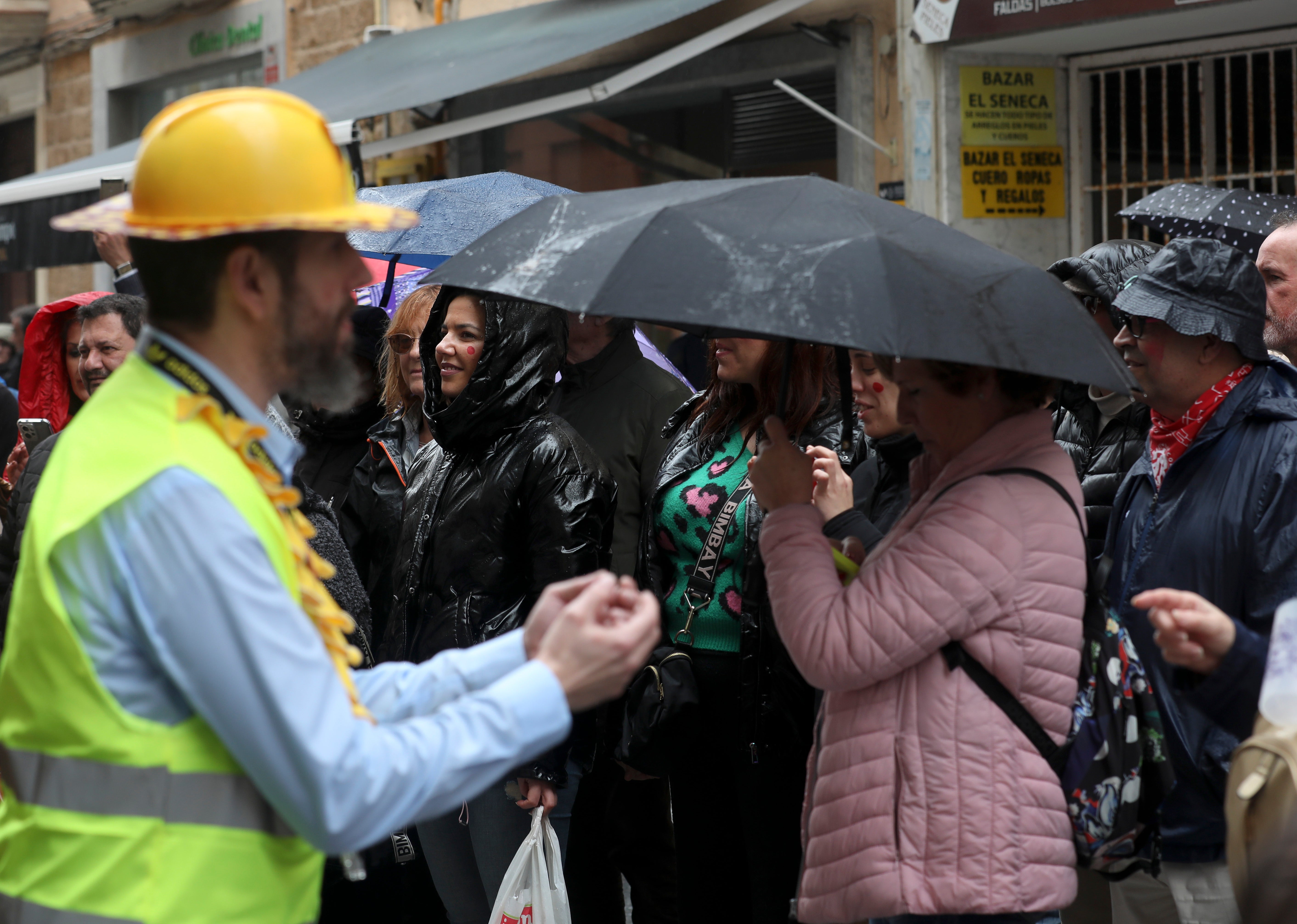 Fotos: Las imágenes del lunes de Carnaval en Cádiz marcado por la lluvia