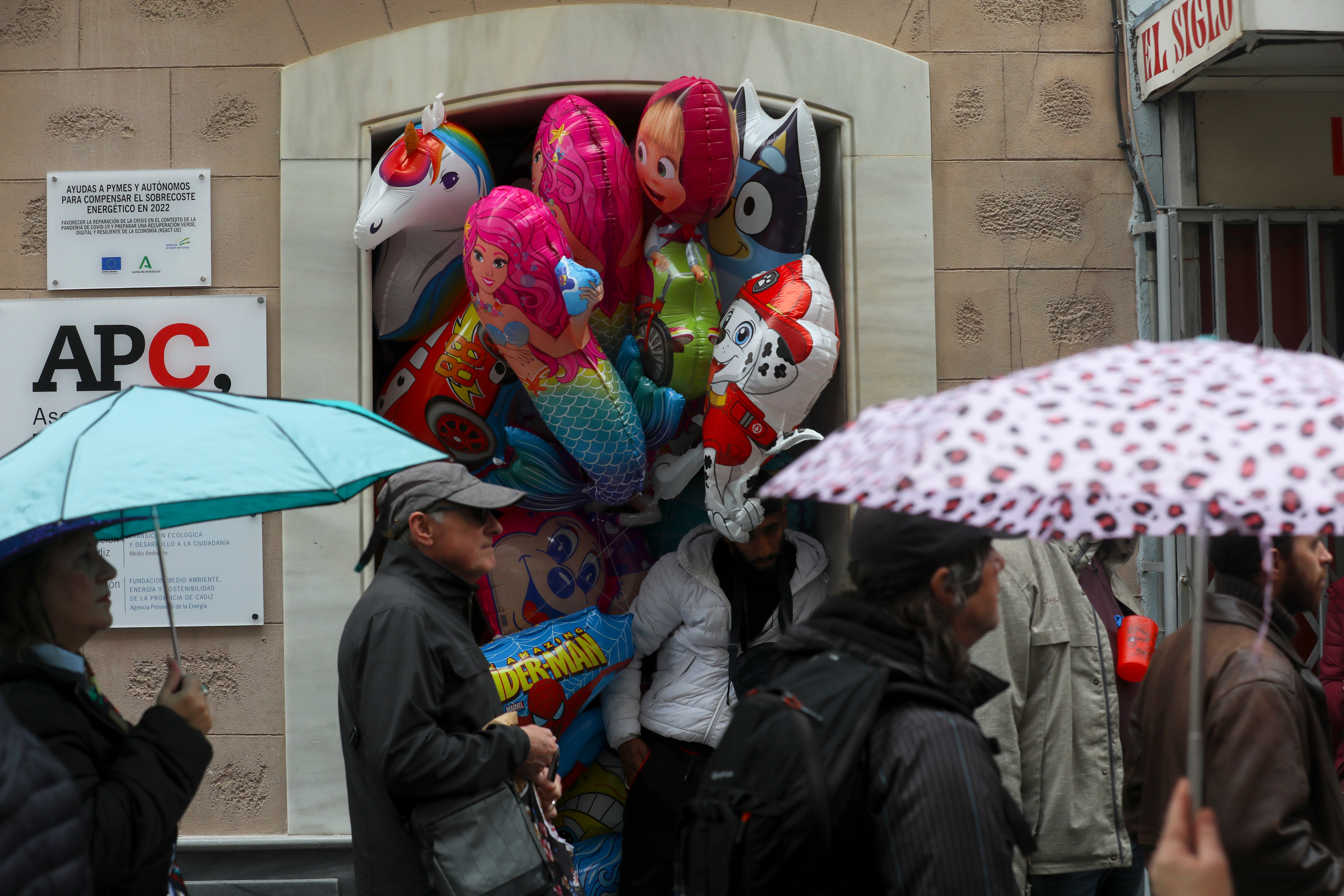 Fotos: Las imágenes del lunes de Carnaval en Cádiz marcado por la lluvia