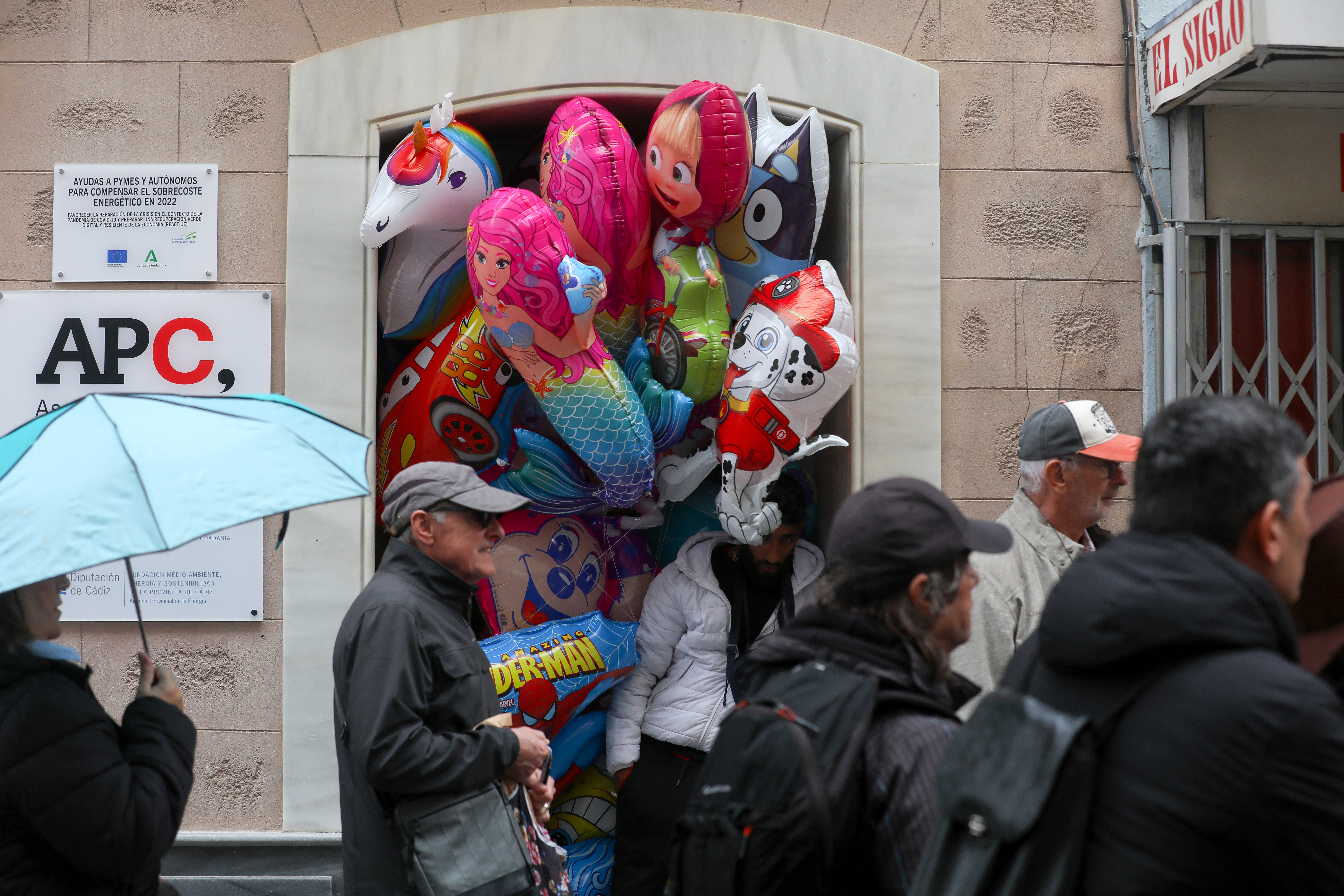 Fotos: Las imágenes del lunes de Carnaval en Cádiz marcado por la lluvia