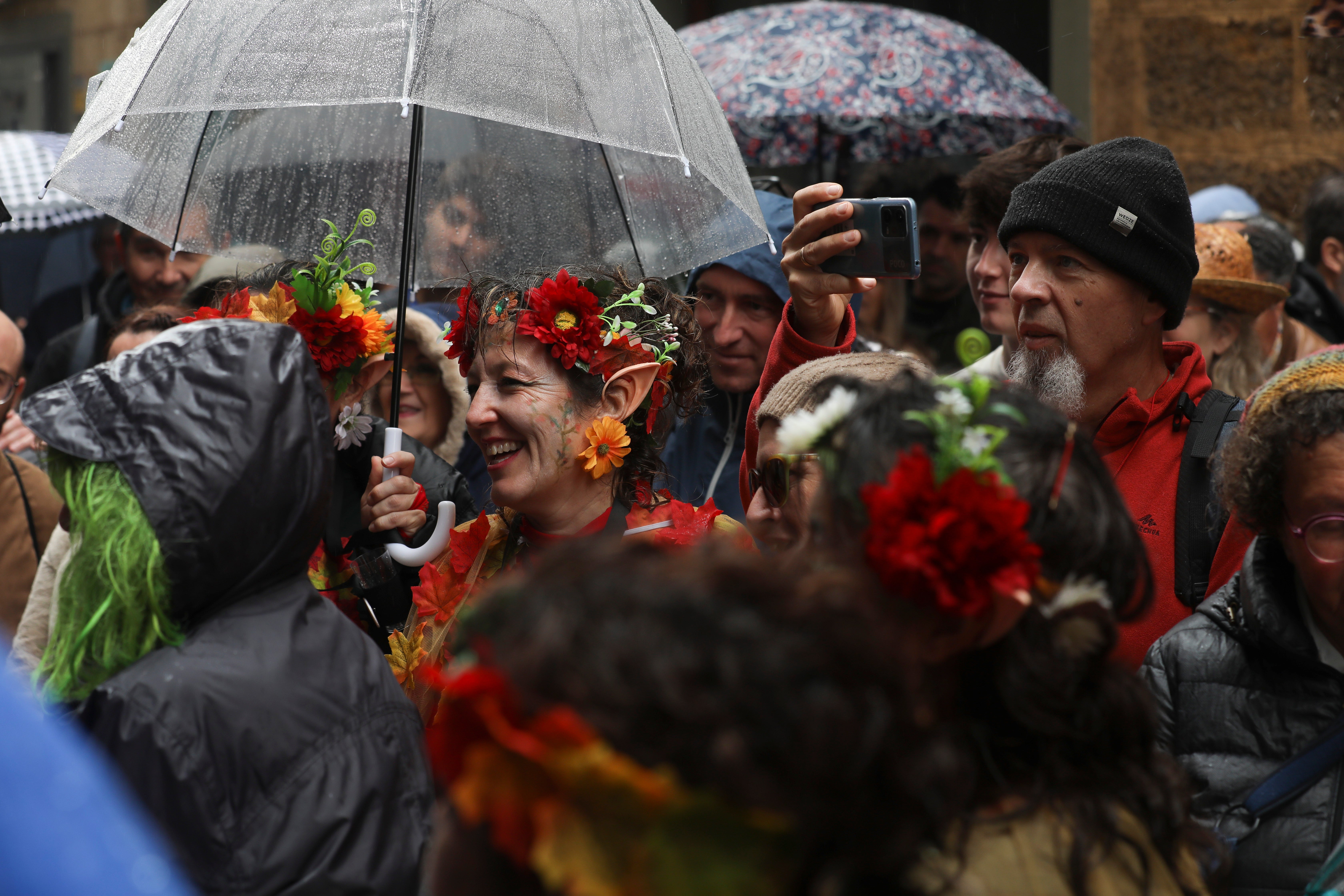 Fotos: Las imágenes del lunes de Carnaval en Cádiz marcado por la lluvia