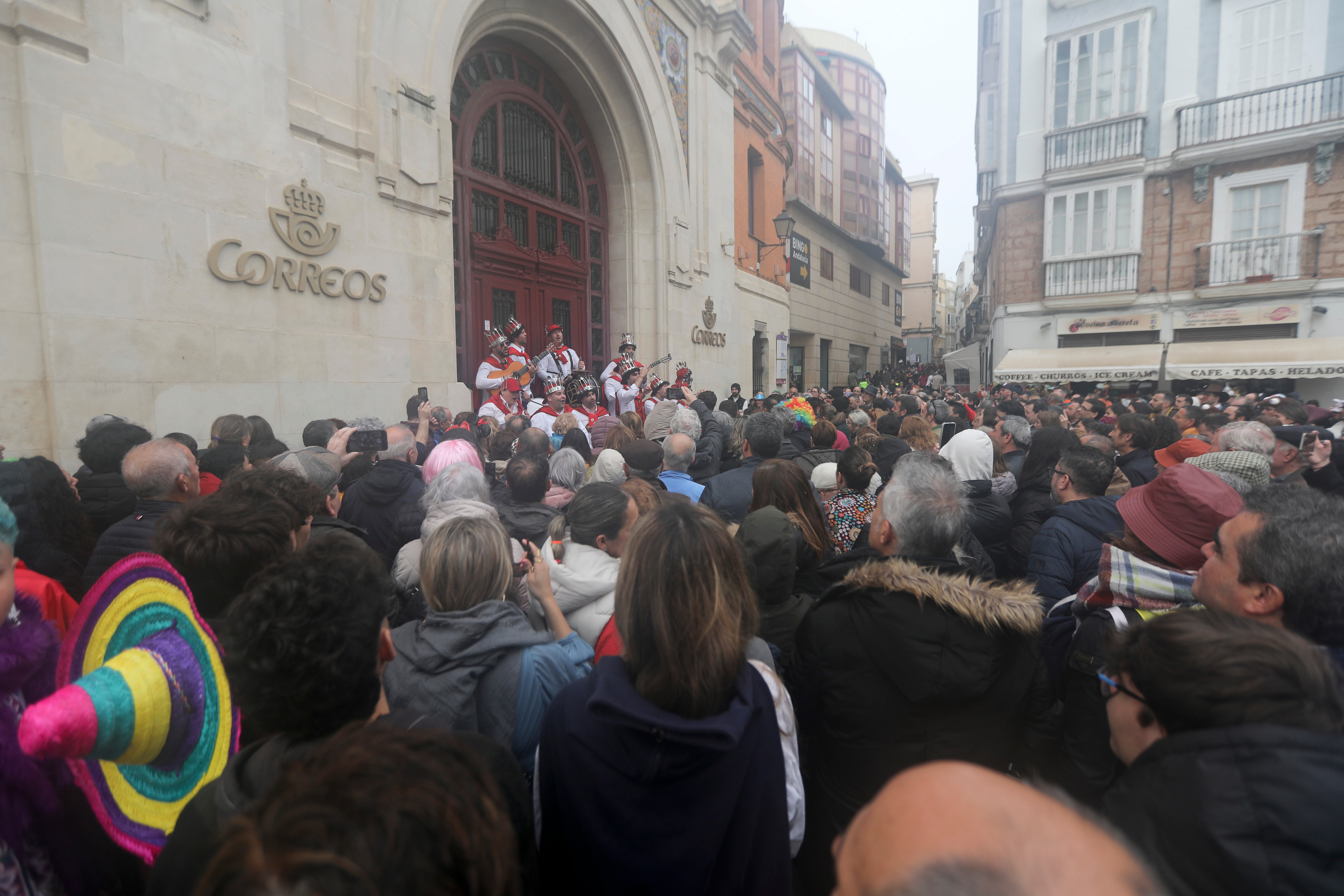 Fotos: Las imágenes del lunes de Carnaval en Cádiz marcado por la lluvia