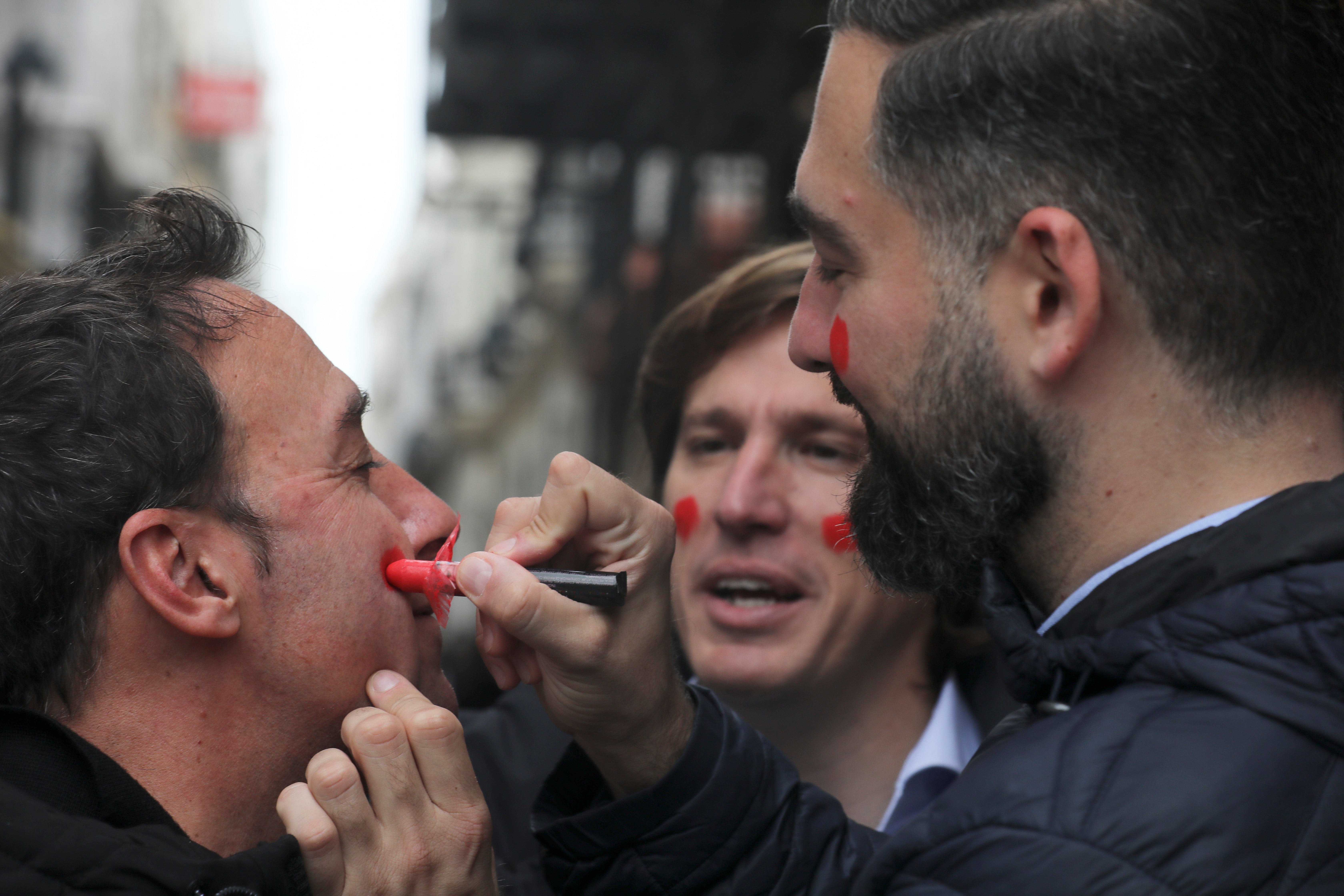 Fotos: Las imágenes del lunes de Carnaval en Cádiz marcado por la lluvia